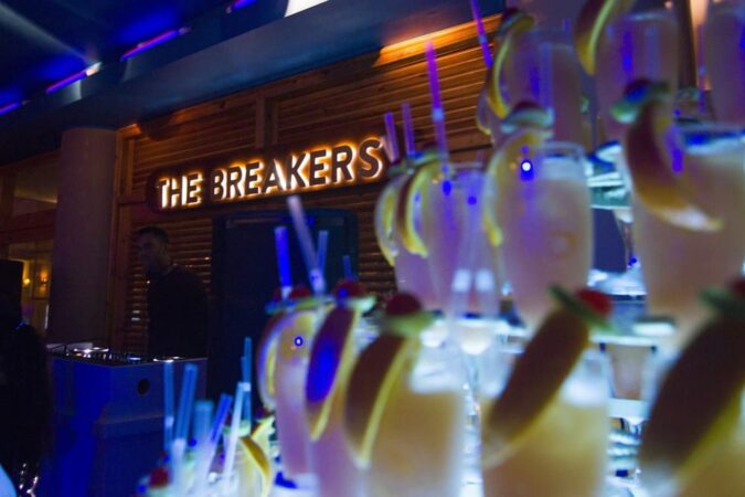 The Breakers Diving & Surfing Lodge Bar