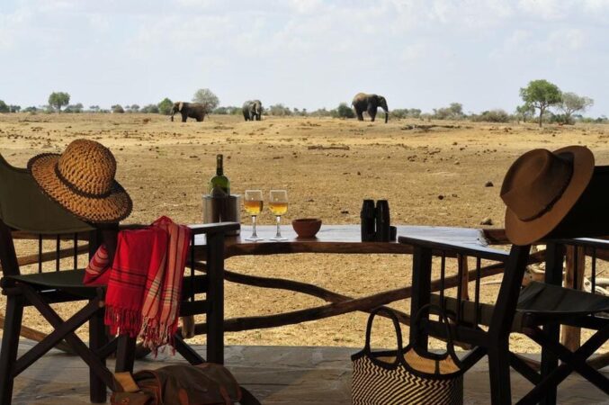 Safari Kenia Tsavo Ost Satao Camp Wein mit Ausblick