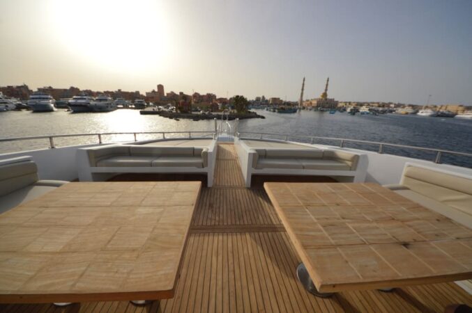 Tauchsafari Ägypten Blue Pearl Deck am Hafen