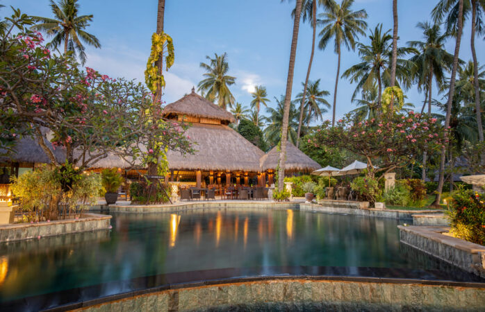 Alam Anda Resort Bali Restaurant und Pool am Abend