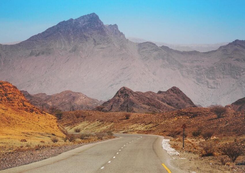 Rundreise Abenteuer Oman Straße Berge