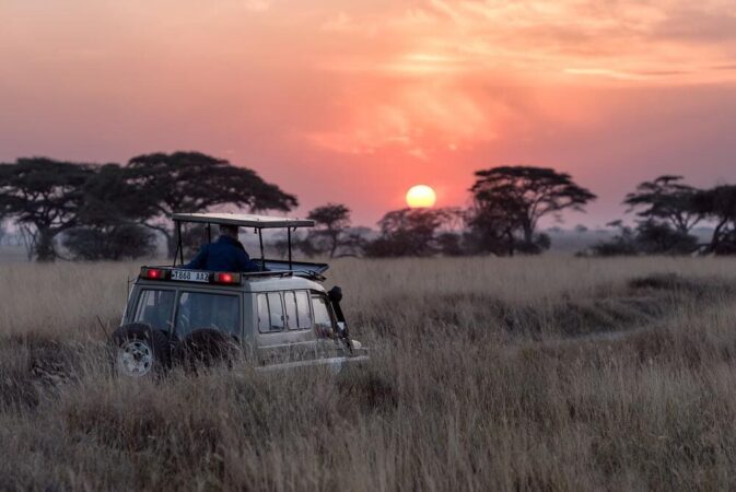 Rundreise Tansania Safari Abenteuer Jeep Sonnenuntergang