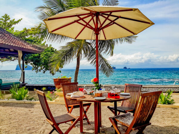 Puri Bagus Candidasa Resort Bali Frühstück am Strand
