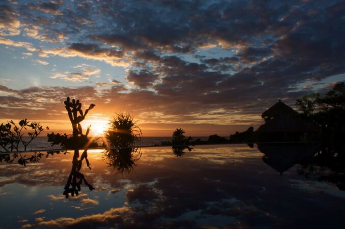 Alam Batu Resort Bali Pool Sonnenuntergang