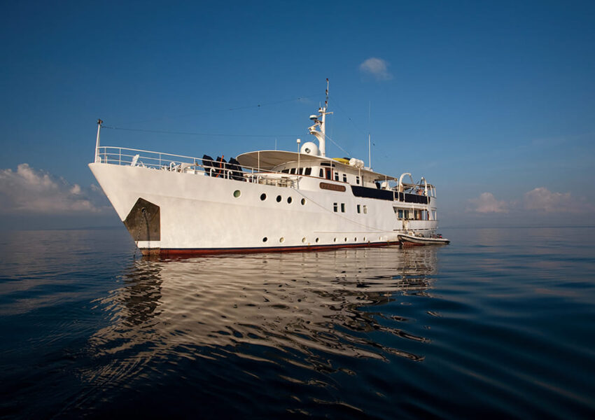 Tauchsafari Indonesien Pelagian Yacht Schiff außen