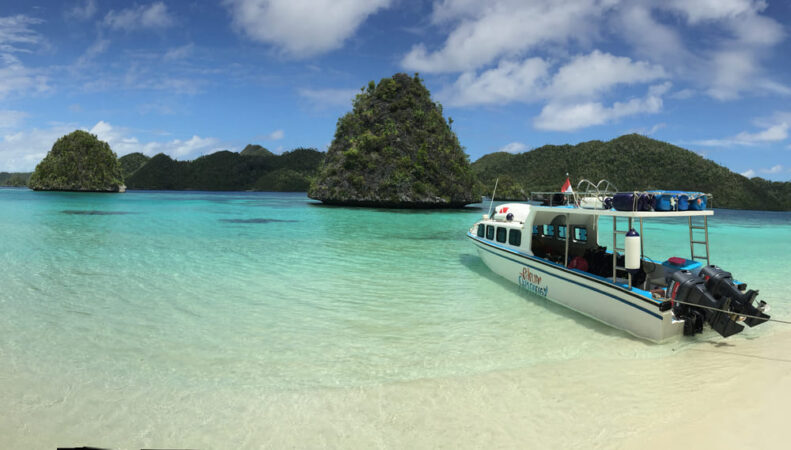 Tauchbasis Papua Explorers Tauchboot