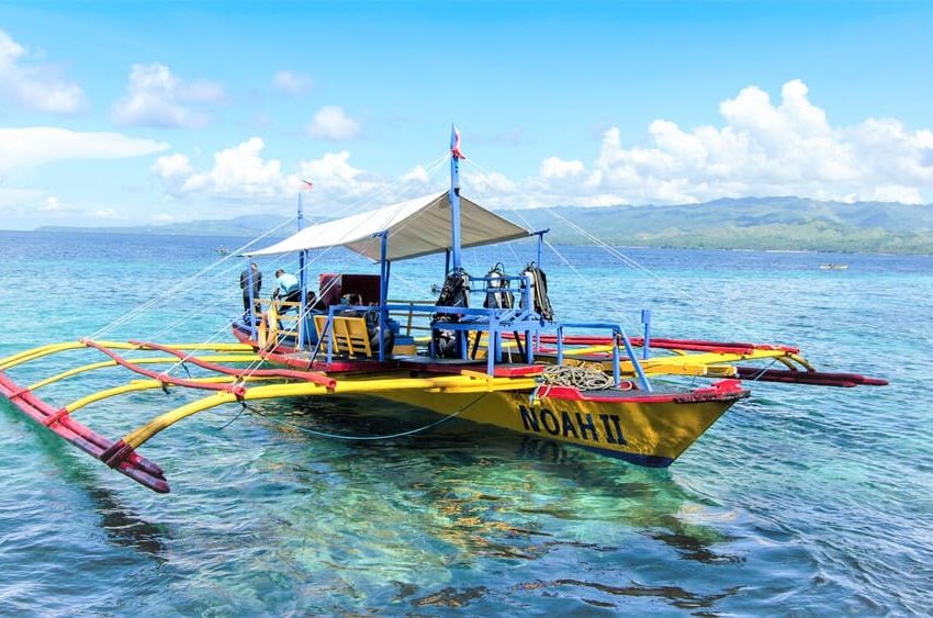 Tauchbasis Philippinen Sunset Dive Center Bohol Tauchboot