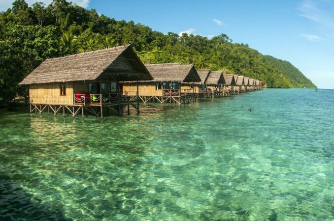 Tauchreise Raja Ampat Papua Explorers Bungalows Wasser