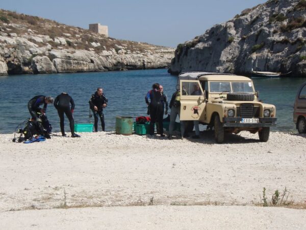 Tauchbasis Extra Divers Gozo Tauchplatz Jeep