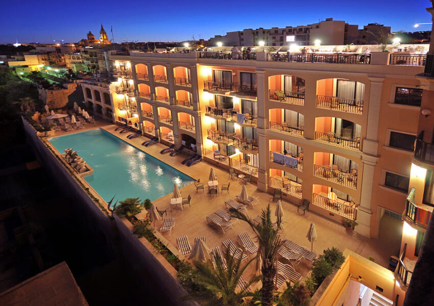 Grand Hotel Gozo Pool Liegen