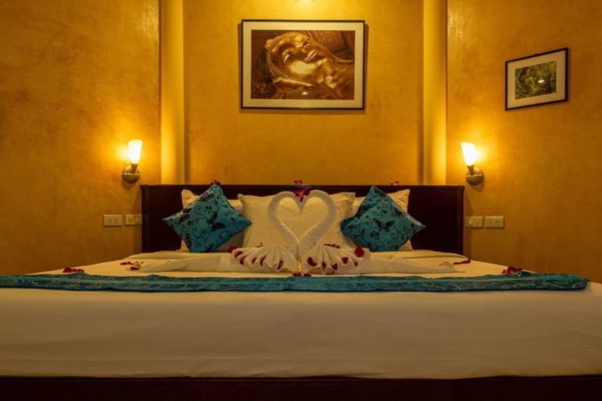 Palm Garden Resort Phuket Schlafzimmer Bett