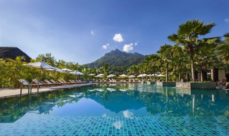 Story Seychelles Pool mit Blick auf die Natur