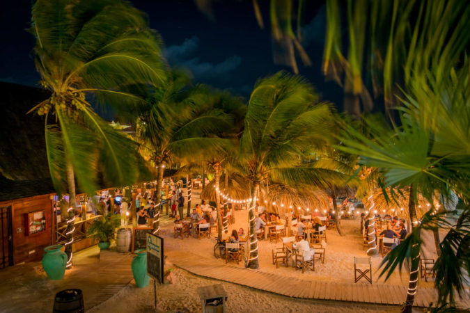 LionsDive Beach Resort Hemingway Bar bei Nacht