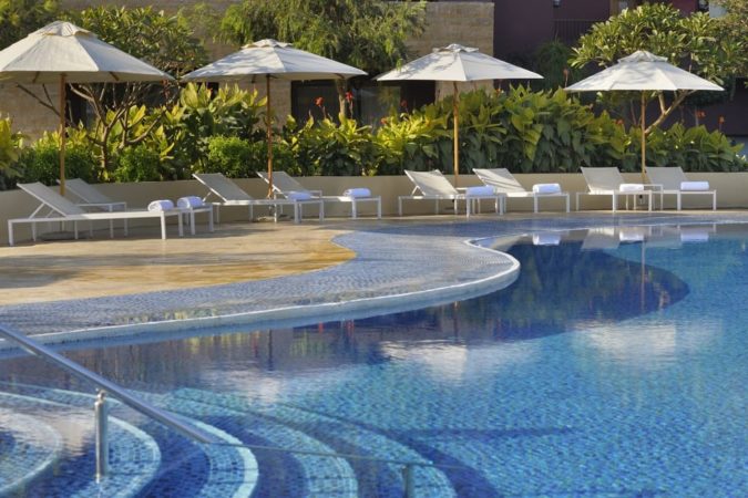 Mövenpick Resort Tala Bay Pool mit Liegen
