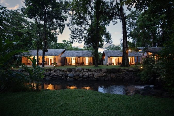 Murex Manado Resort - Delxue Cottages bei Nacht