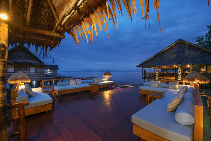 Papua Paradise Eco Resort Deck bei Nacht