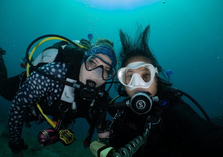Amelie und Vanela beim Tauchen