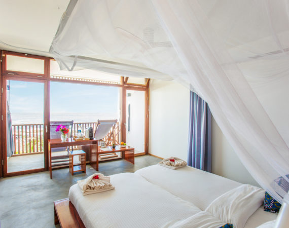 Doppelbett und Ausicht auf Balkon