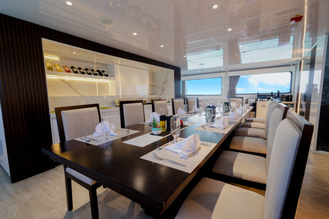 Essensbereich mit Tisch und Stühlen auf dem Schiff